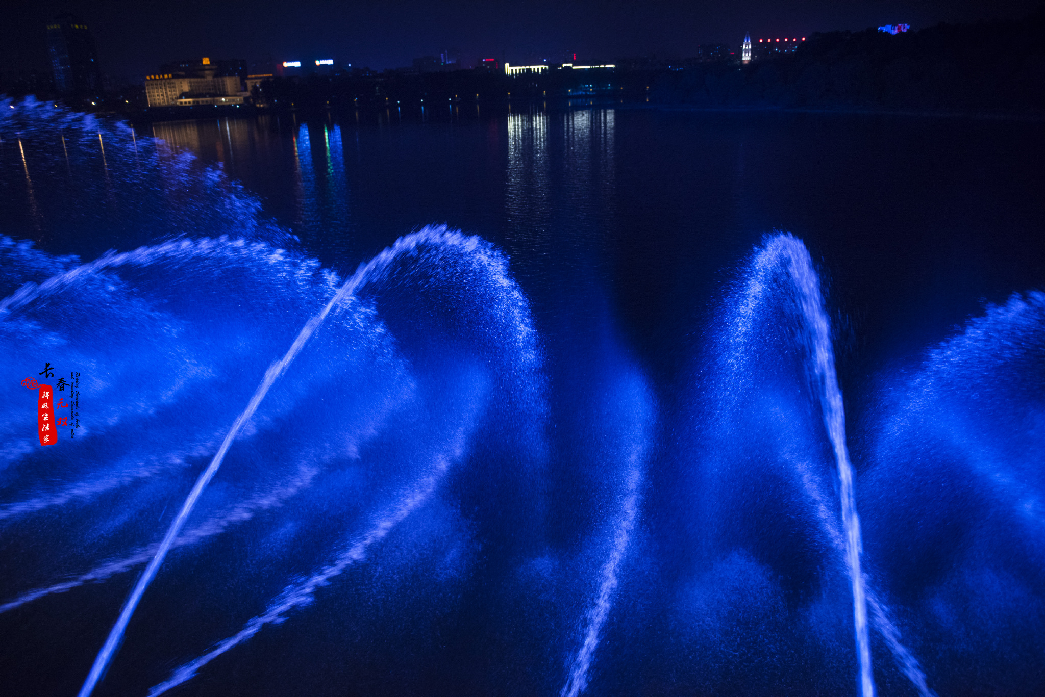 南湖大桥的七彩音乐喷泉已成为广大长春市民消夏纳凉的首选之地