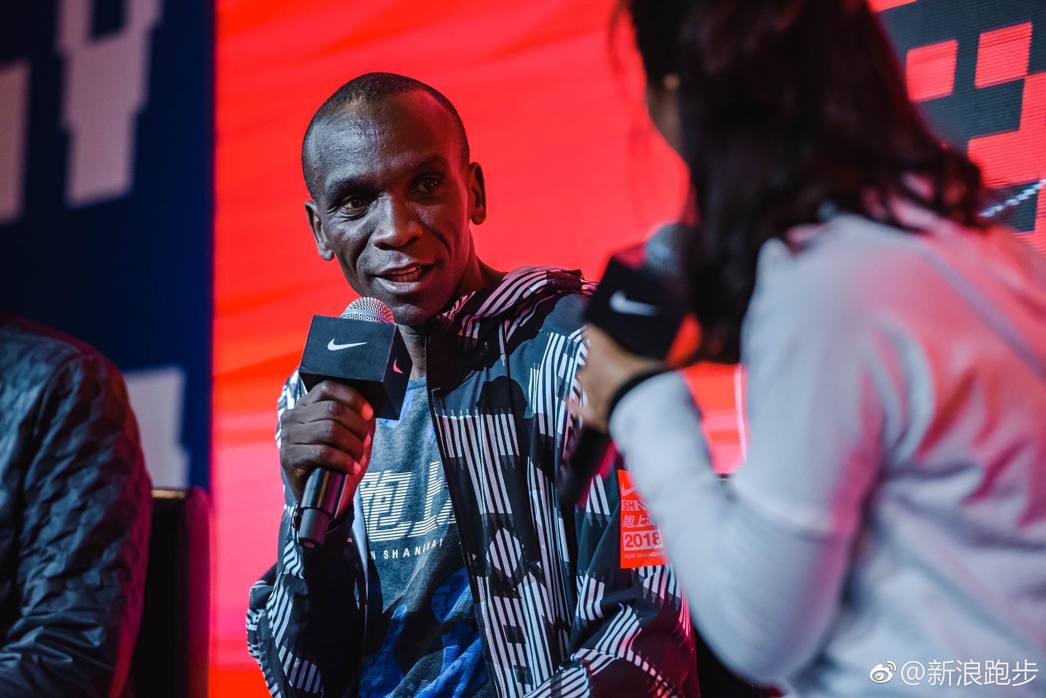 基普乔格eliudkipchoge现身耐克展位将展会氛围带到最高潮