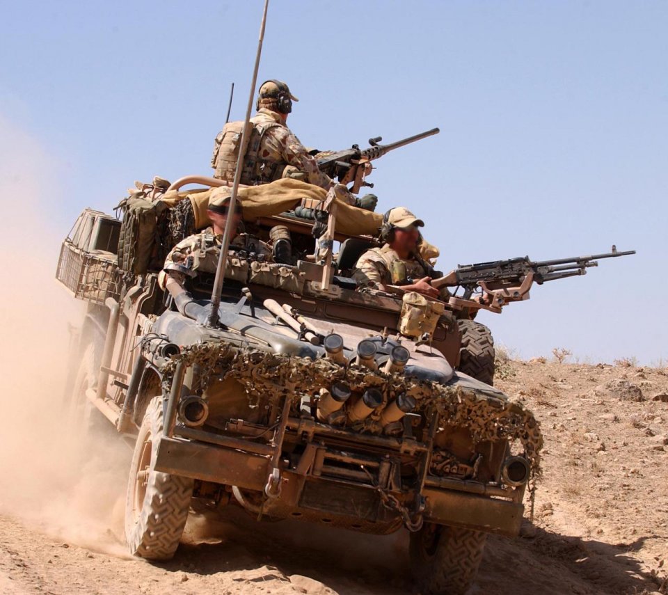 2400米外一机枪打的敌人肢体分离 英国特种部队这波狙击厉害了