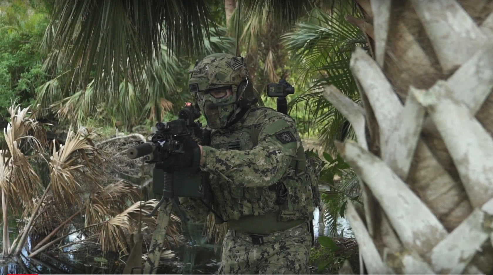 蓝色迷彩隐蔽性太强掉海里太不好找美国海军直接将作战服改绿色