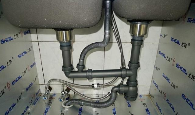 厨房水槽,老婆非扒在盆中眼看下水孔,完工后老师傅夸:聪明!