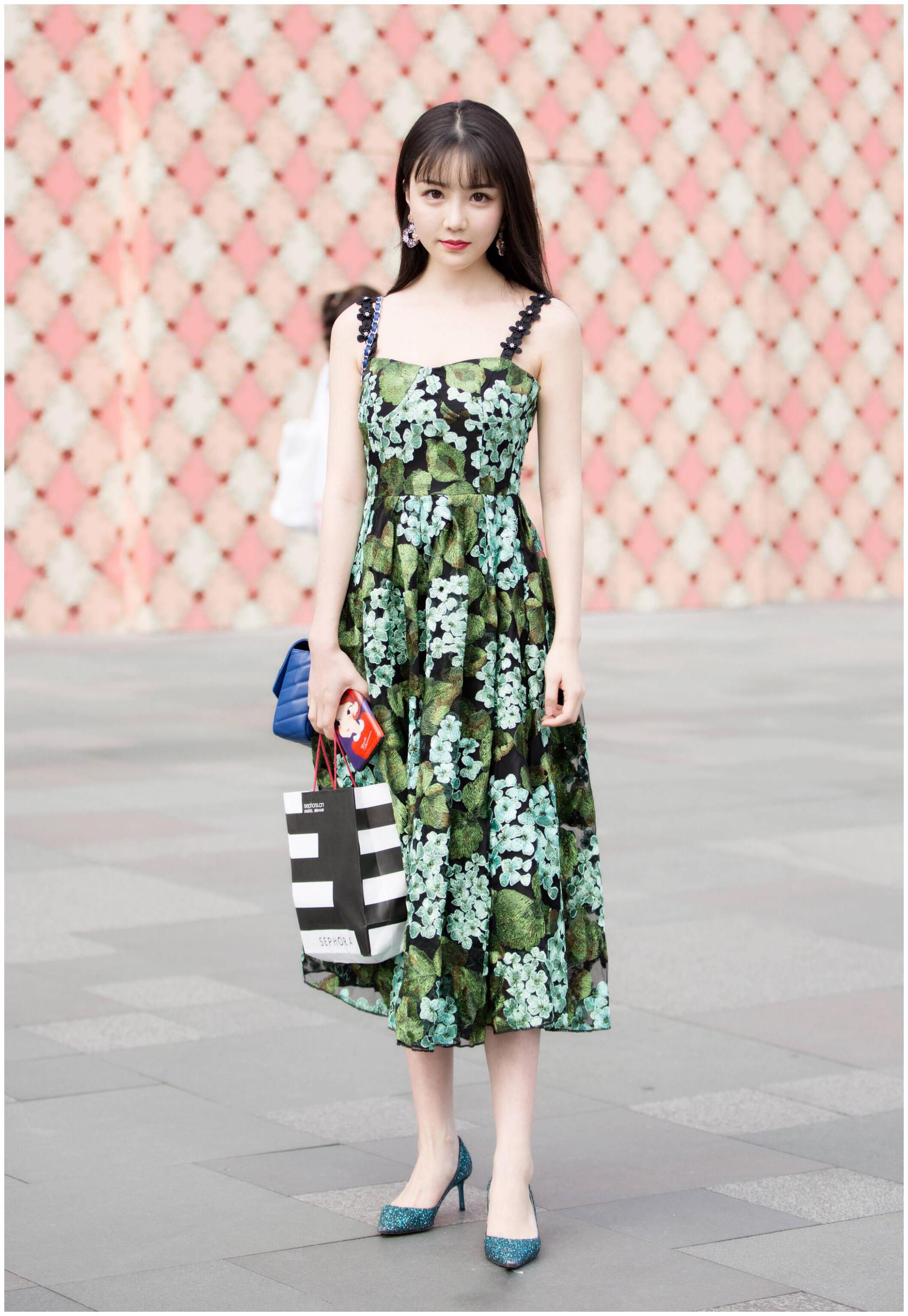 成都街拍网红小姐姐娇艳欲滴穿碎花连衣裙美得让人陶醉
