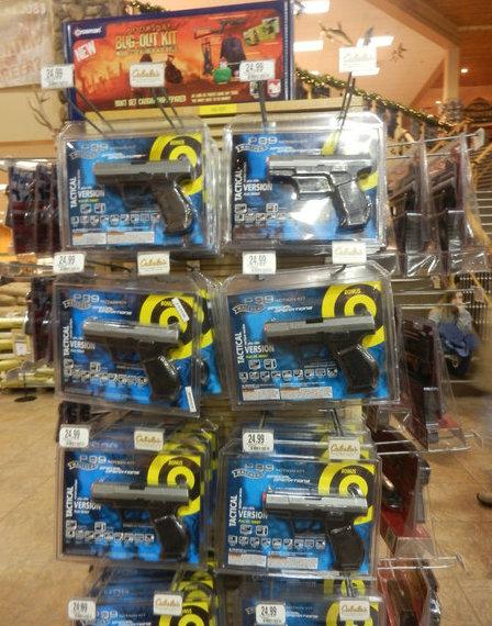 华人在美国逛枪店猎枪成捆堆放卖子弹如同卖瓜子