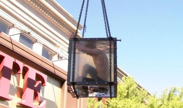 魔术大师演水箱逃生,却被困失去知觉,魔术原来很危险啊!