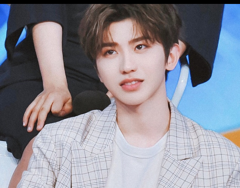 一脸雀斑妆的蔡徐坤在快乐大本营玩起了凌波微步不愧是舞台王者