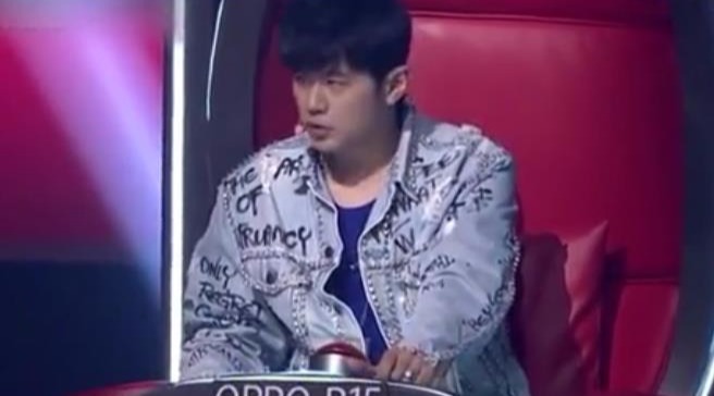 《中国新歌声》女学员嗓音空灵,一首英文歌令