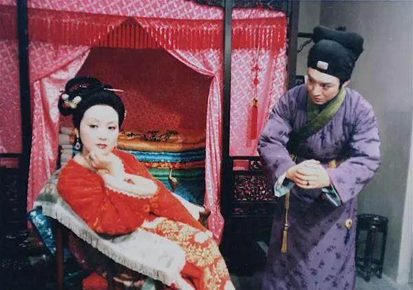 她和平儿,有着主仆之见难得的情份.有时更像知己.