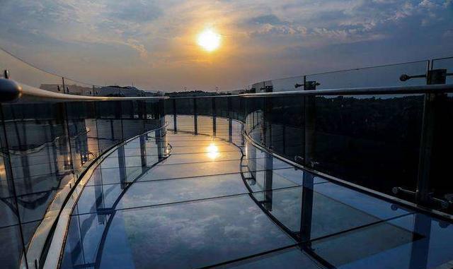 这个网红玻璃廊道,居然在这个城市,怪不得收费这么便宜