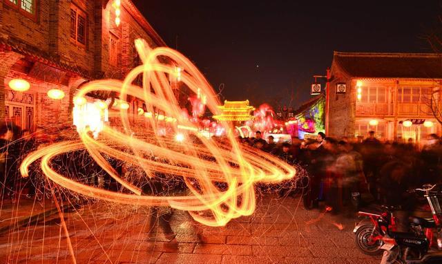 由于演出时间在半夜,长期以来,东长村火流星只在本村表演,外界知道的