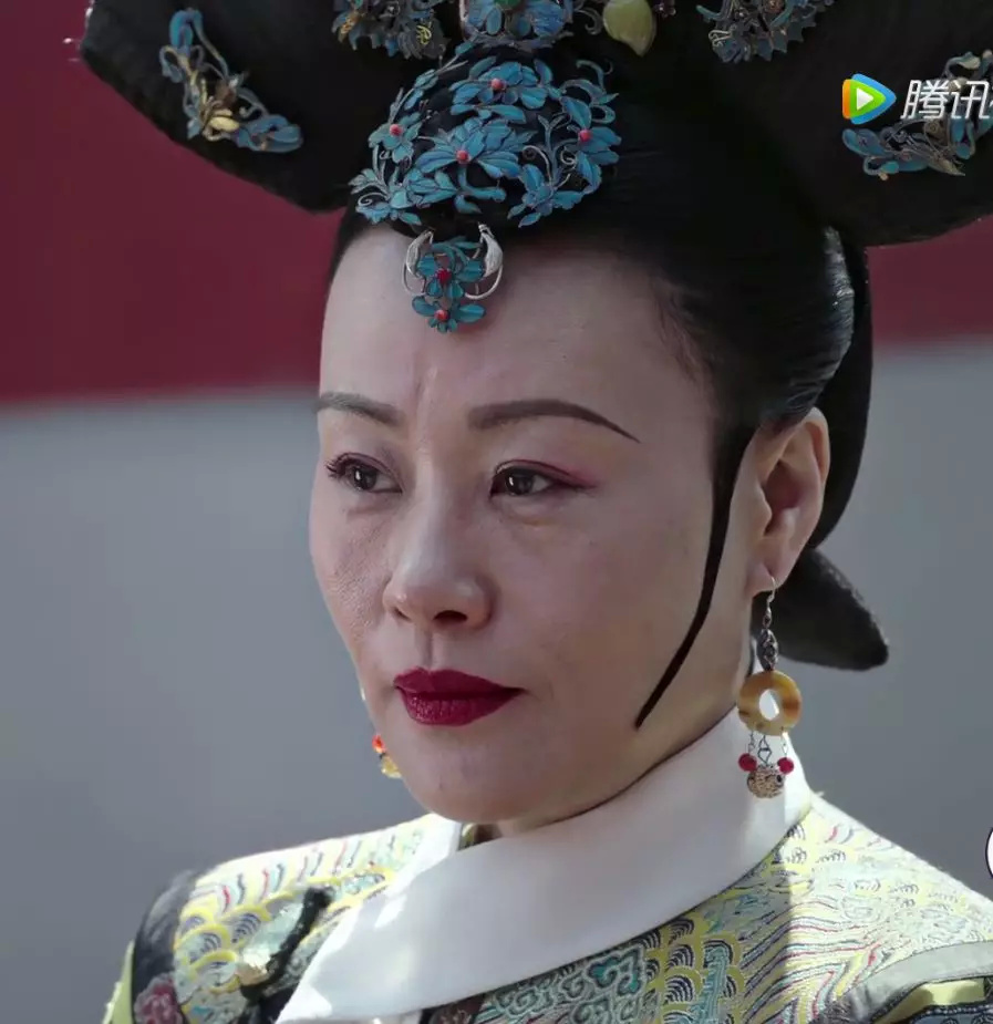 耳饰 ↓ ↓ ↓同一天嫁进王府,晞月格格的头饰妆容也比隔壁好看太多了