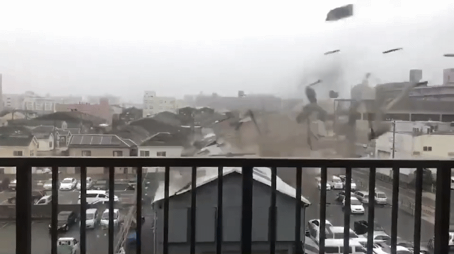 台风飞燕今日重击日本:强风掀翻屋顶,船撞断桥梁,水淹大阪机场