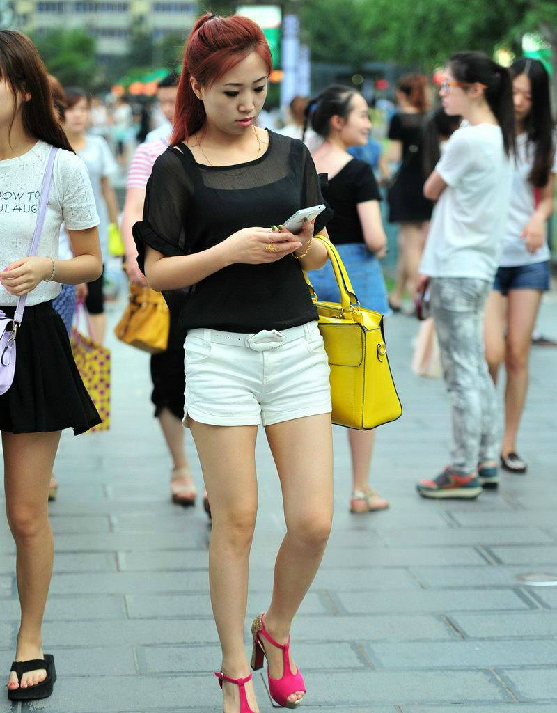 重庆街拍图2身材丰满图5妹子害羞的样子很可爱你们喜欢吗