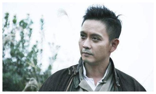 他被胡歌尊为师父,正红时候却毁容,如今55岁活成这样|谢君豪|毁容