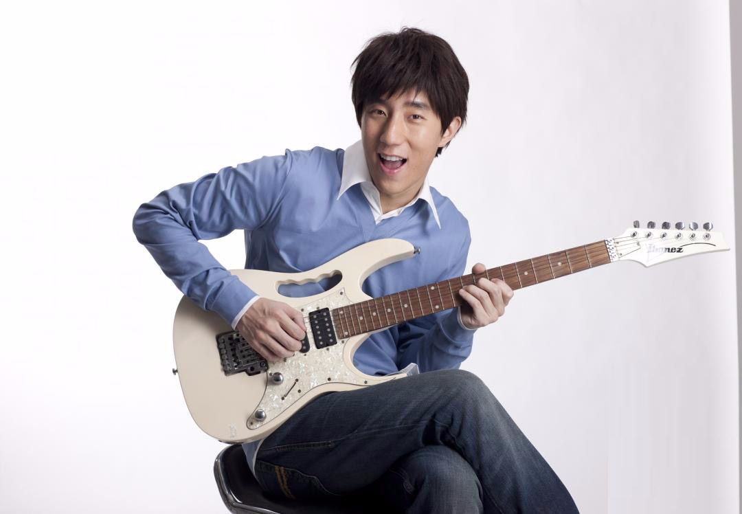 神似赵又廷,父亲是综艺大佬,因口出狂言出道当天就退出娱乐圈