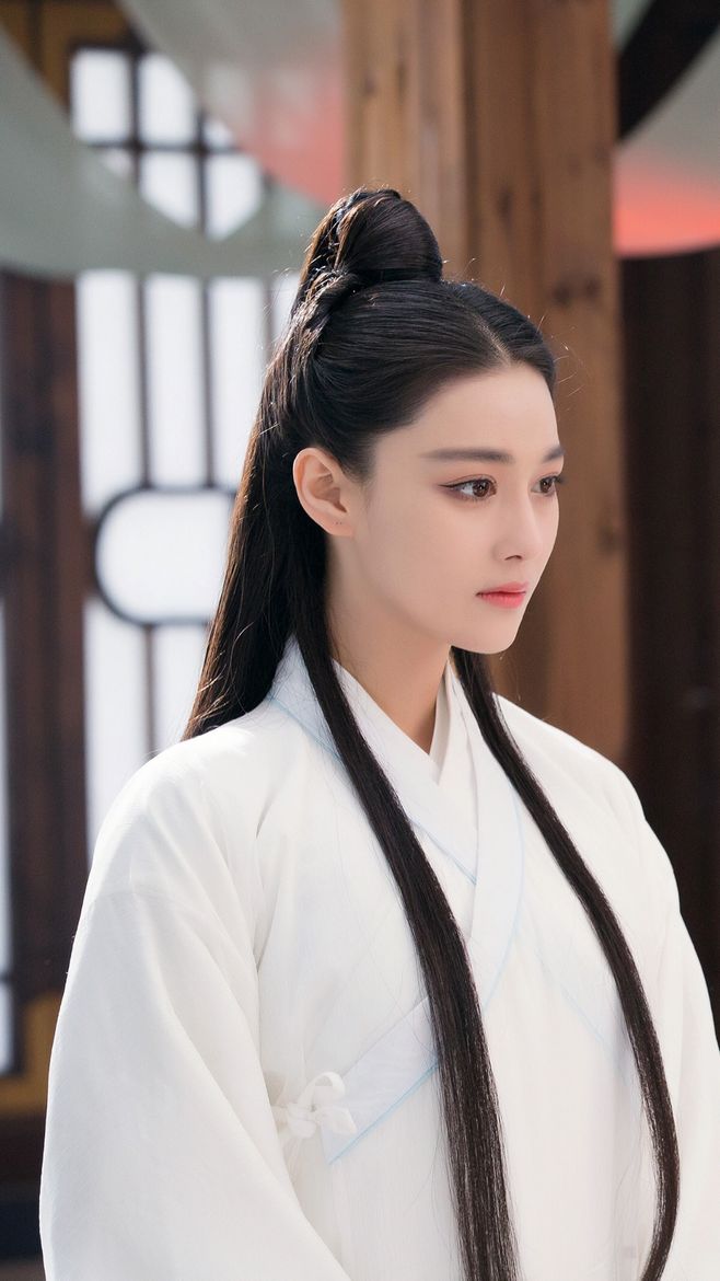 白裙若仙,长发及腰,她们的倾城样子源自自身的容颜,真正的漂亮