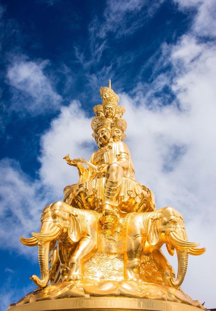 欧阳鹤旅拍中国四大佛教名山峨眉金顶