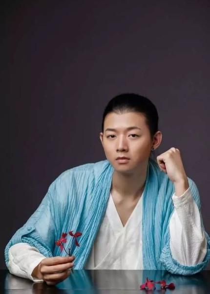 第八位:霍尊鹿晗虽然长得清秀,但是唱跳的能力可不弱,每次的演唱都很