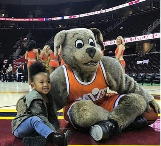 詹姆斯晒三岁女儿扣篮视频 意外曝光奢侈家具