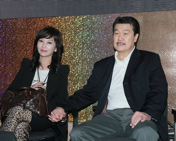 娶了陈岚,2人已过70岁,但依旧爱秀恩爱|陈岚|黄锦燊|向华强_新浪新闻