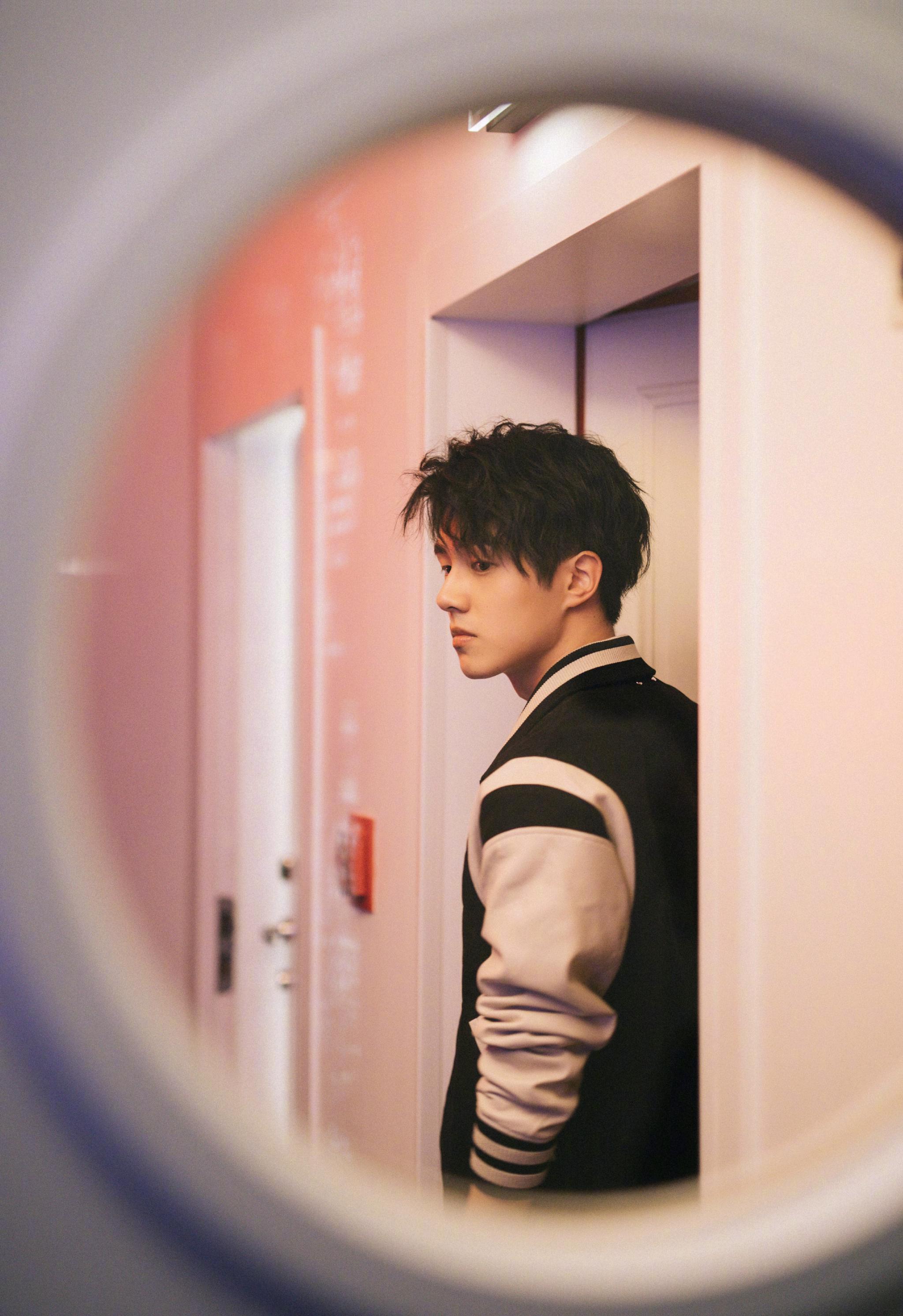 刘昊然xlouisvuitton┊脸庞上有光晕笑容里藏时光的男孩