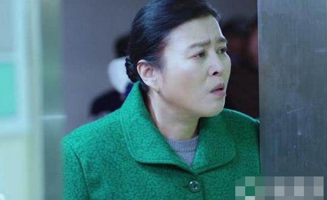 我去男友家拜访准婆婆,准婆婆把我晾在一旁,走进厨房我感动不已