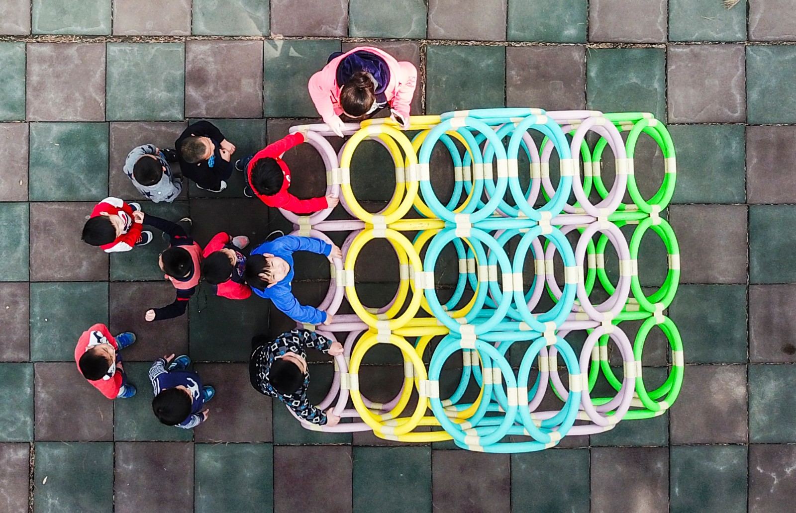 春天里幼儿园的童趣孩子们玩的游戏你都玩过吗