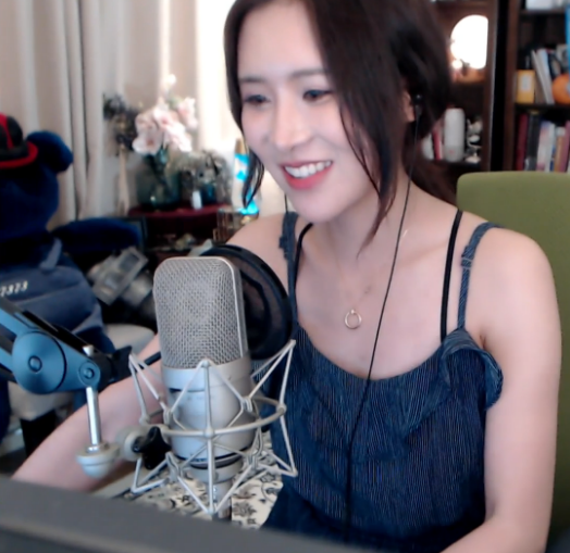 斗鱼陈一发儿穿吊带小睡衣直播,网友:怎么感觉变漂亮了!