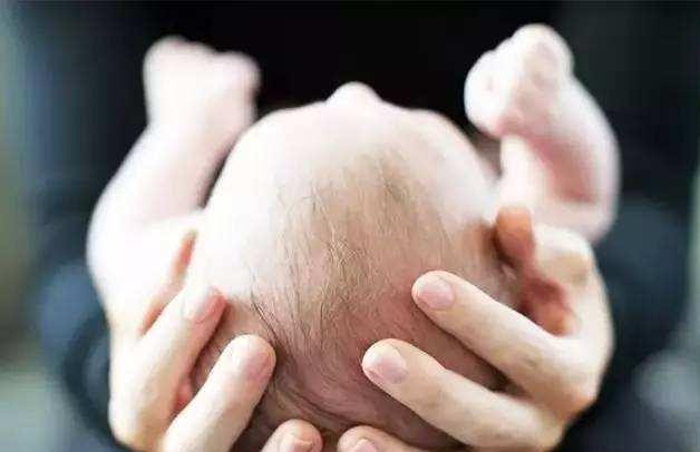 卤门鼓起凹陷早闭过大这是宝宝发出的健康警示