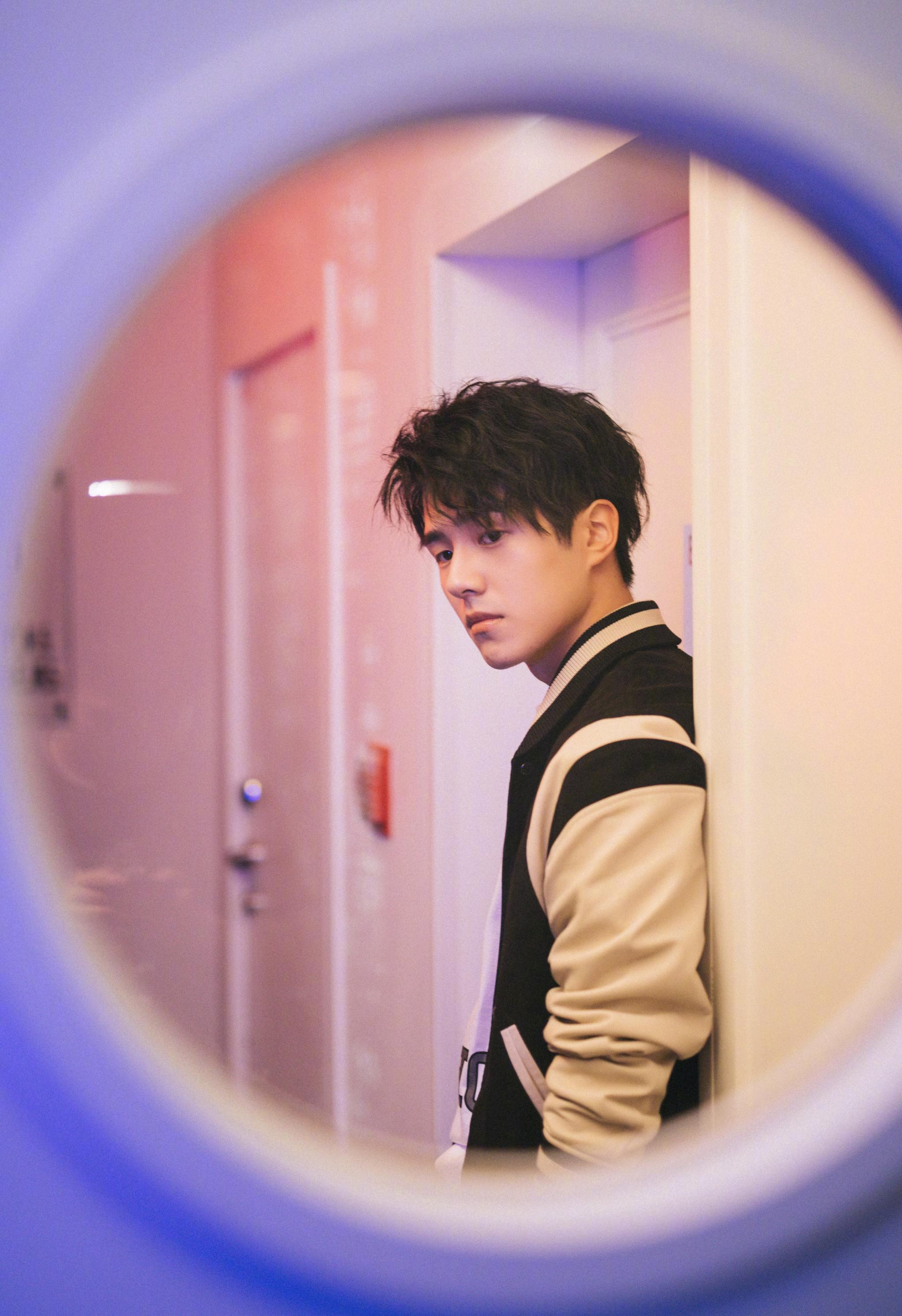 刘昊然xlouisvuitton┊脸庞上有光晕笑容里藏时光的男孩