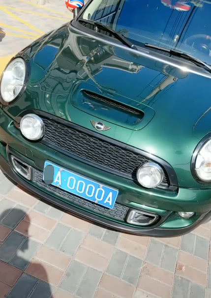 街头偶遇mini车车牌左右顺序一样网友车牌比车贵