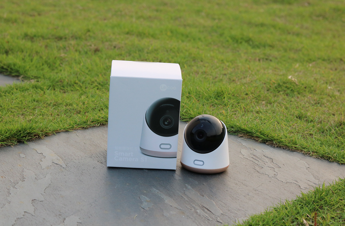 联想lecoo"看家宝"智能摄像机s1产品整体相当小巧,底座为玫瑰金色