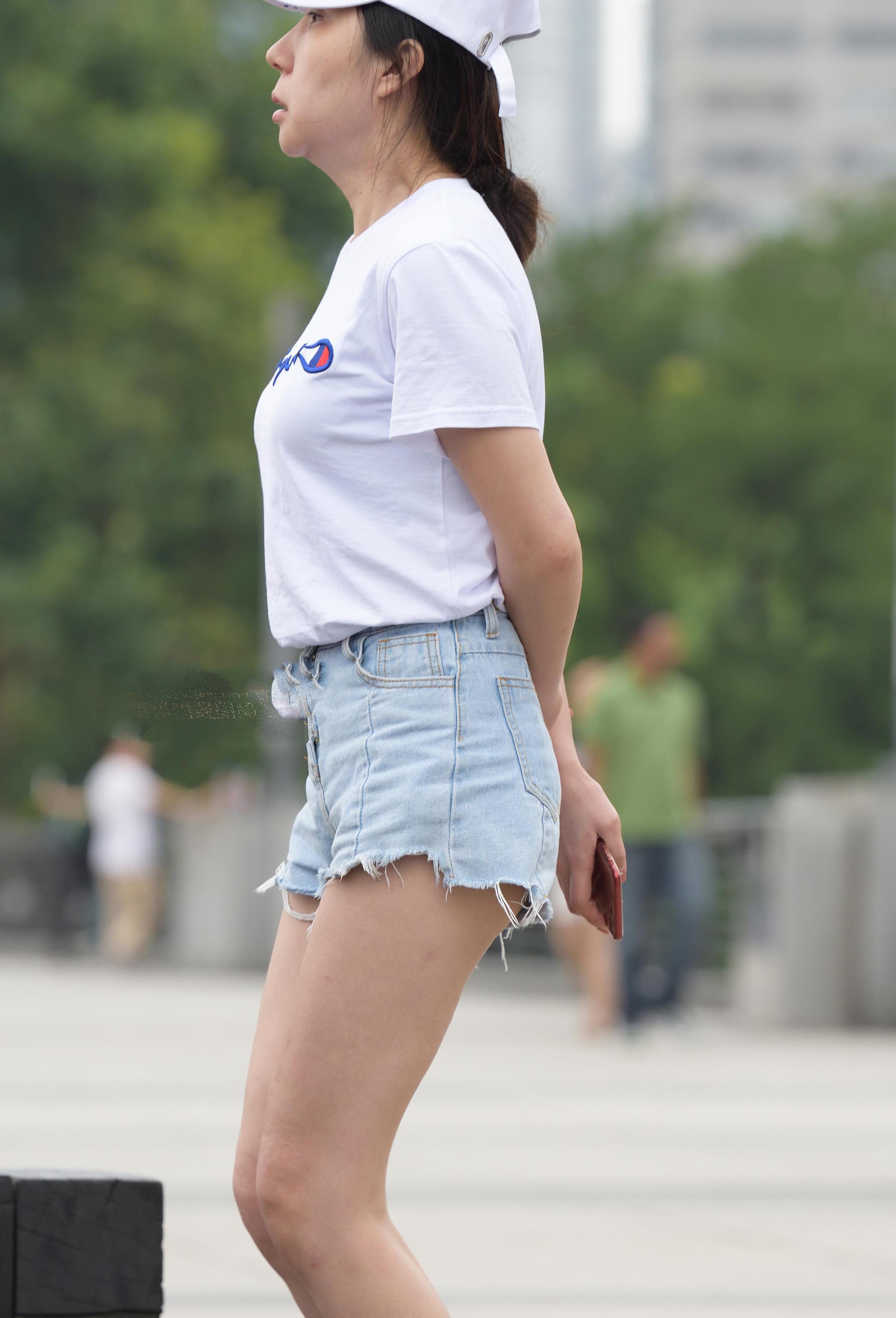 丰满小姐姐超短裤勾勒完美身材简单装扮穿出时尚感