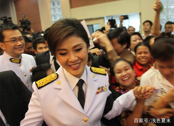 英拉穿军装的老照片:镜头下的侧脸美丽至极,笑起来倾国倾城!