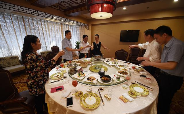 和重要领导一起吃饭记住这些酒桌上的规矩领导会更器重你