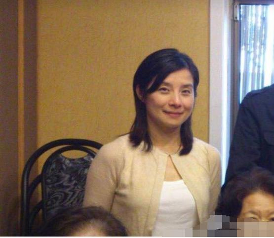 后来的岳翎也结婚了,低调退圈后在家,丈夫也很宠她.