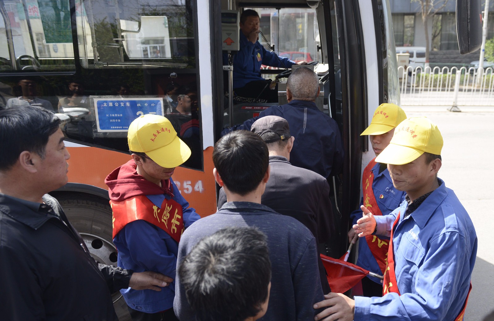 乘公交插队 被劝说后尴尬排队_新浪看点