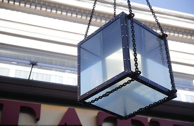 魔术大师演水箱逃生,却被困失去知觉,魔术原来很危险啊!