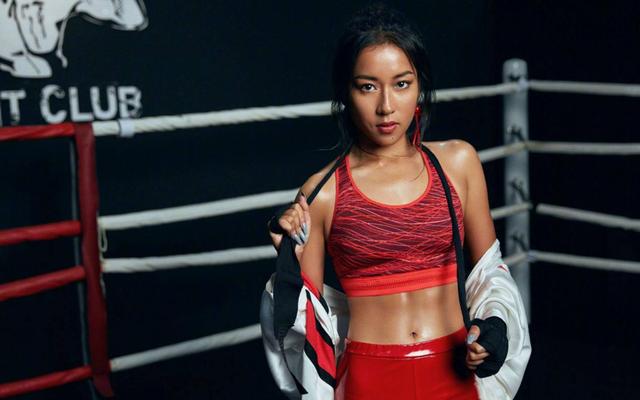 吉克隽逸大秀健美身材,但粉红色露脐装太辣眼,网友:正常点!