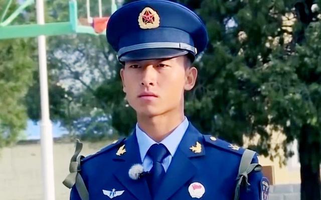 真正男子汉王威的生活照曝光暖男班长阳光帅气笑容迷人