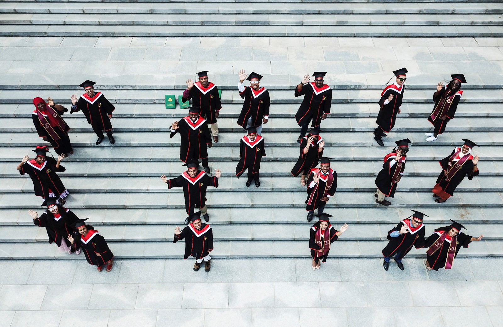毕业季 外国留学生不一样毕业照 全家总动员