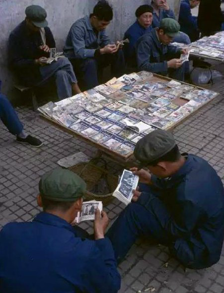70年代中国老照片,那时人们看起来精神振奋,最后一张让人怀念|年代|小人书|老照片|精神|街边_新浪新闻