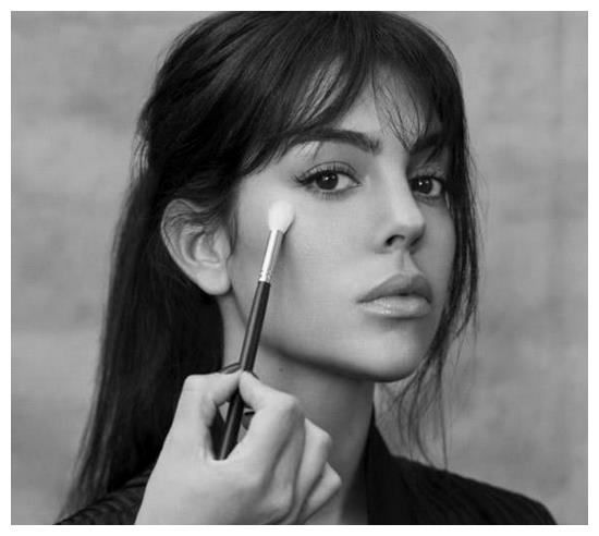 不愧是c罗的老婆!女友乔治娜气场不输巨星,球迷:人生赢家