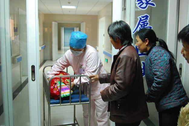 孕妇生孩子陪产的是小叔子, 婆婆老公的态度让人寒心