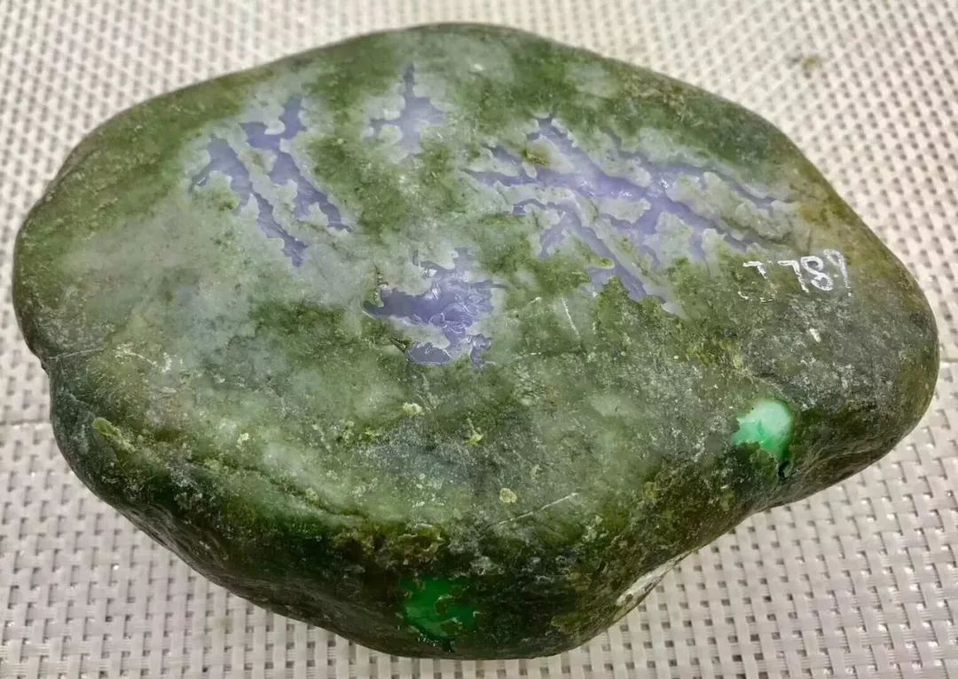 "月下美人灯下玉"翡翠一旦出现这种迹象,及其罕见啊!