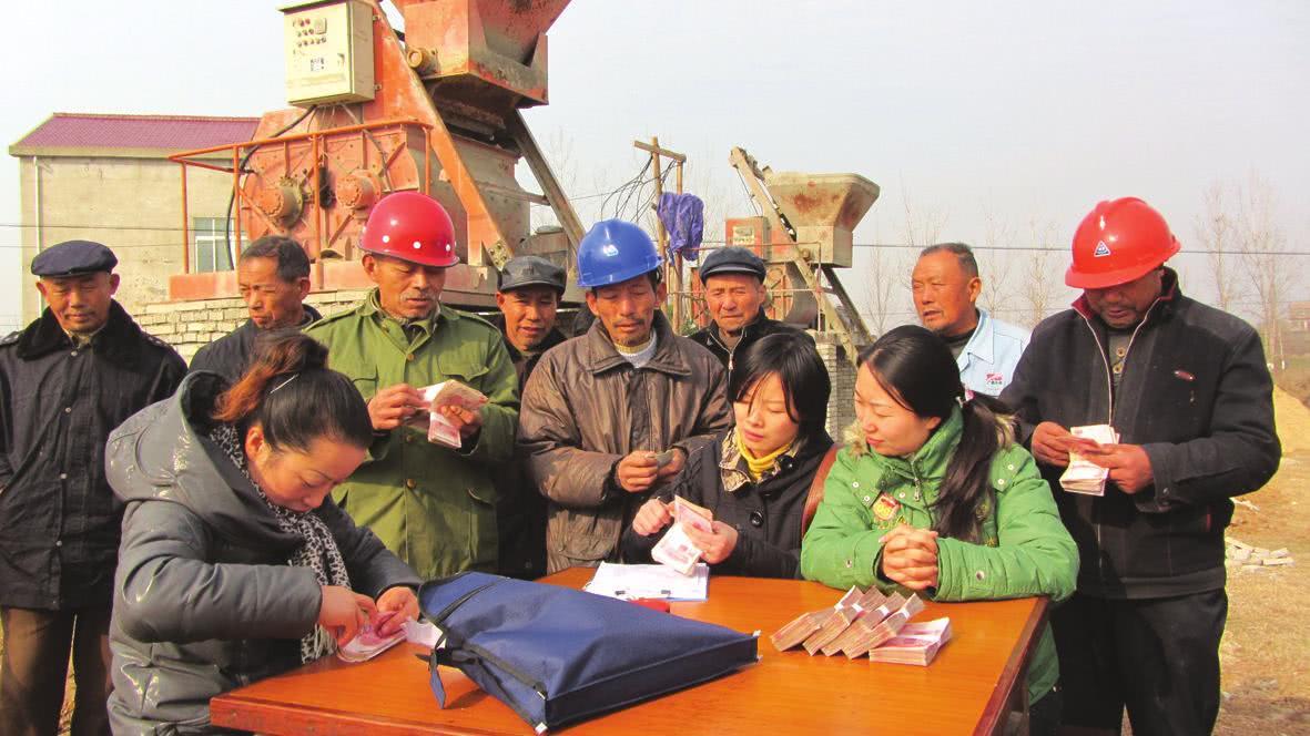 城里干活月薪上万, 为何农民工要回村里工作? 主要还是看重这点