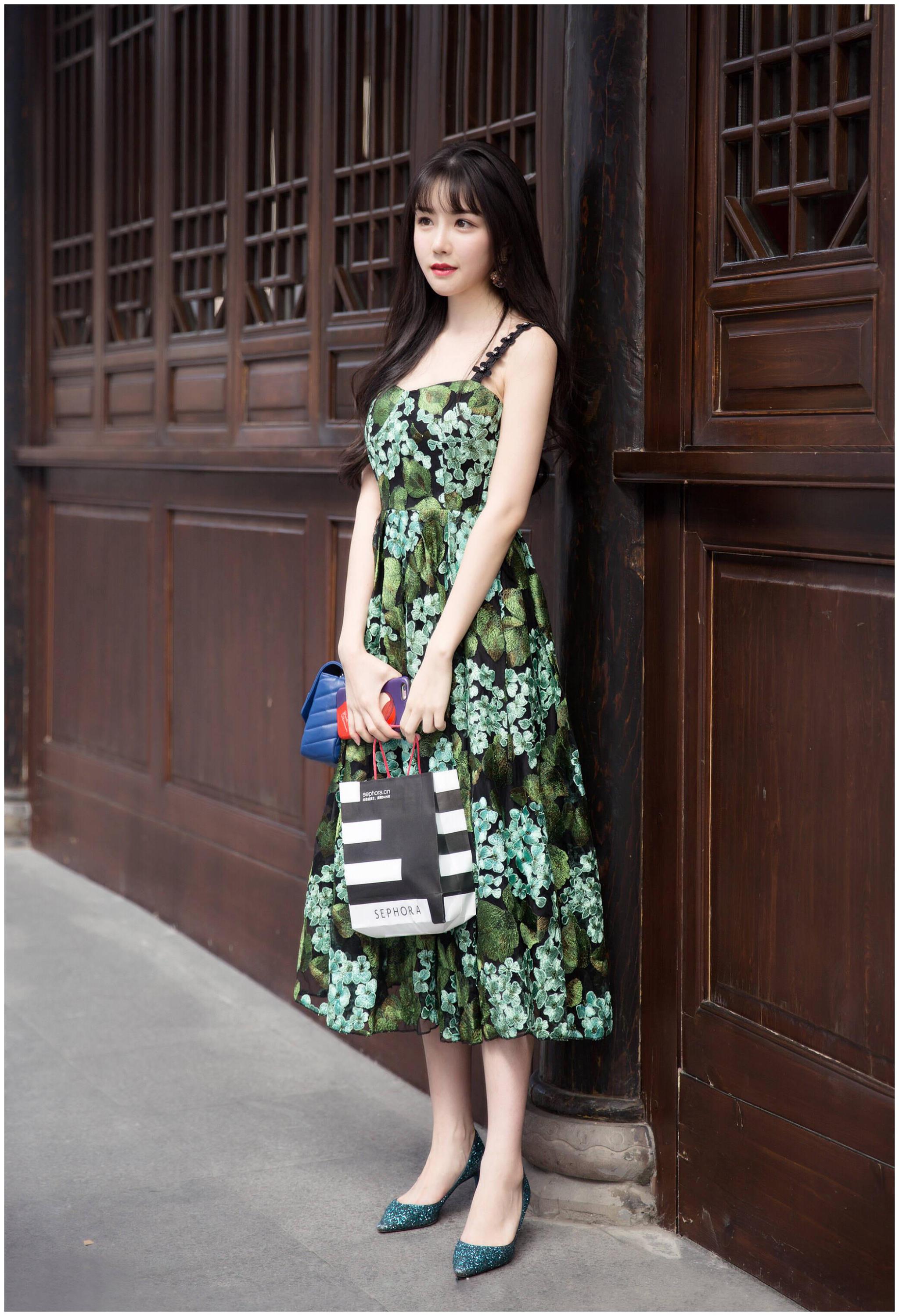 成都街拍网红小姐姐娇艳欲滴穿碎花连衣裙美得让人陶醉