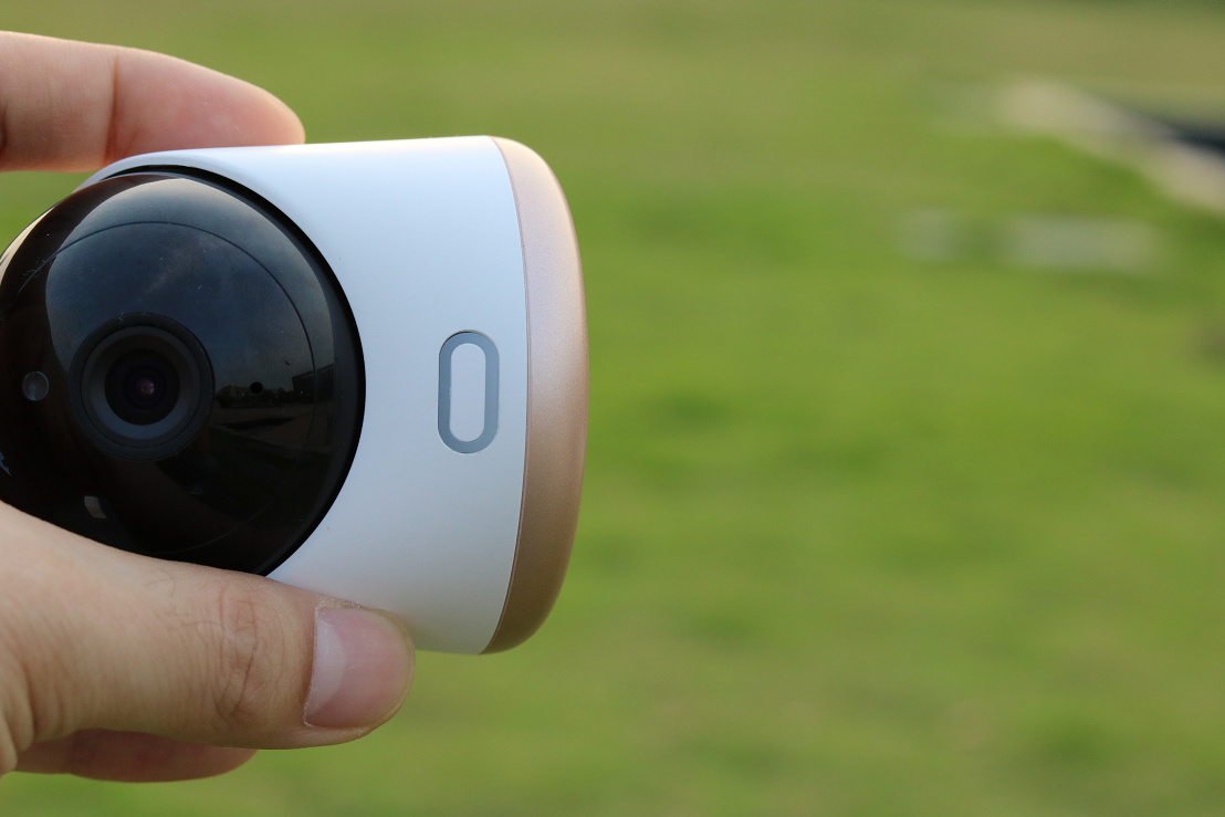 联想lecoo"看家宝"智能摄像机s1产品整体相当小巧,底座为玫瑰金色