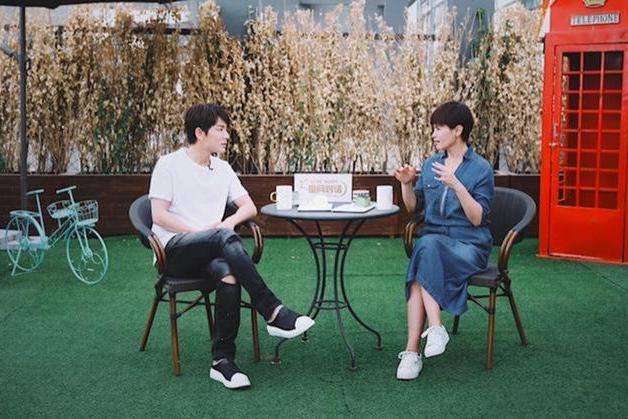 陈翔和主持人王江月"拉家常",颇受感动,再次引起网友们的关注