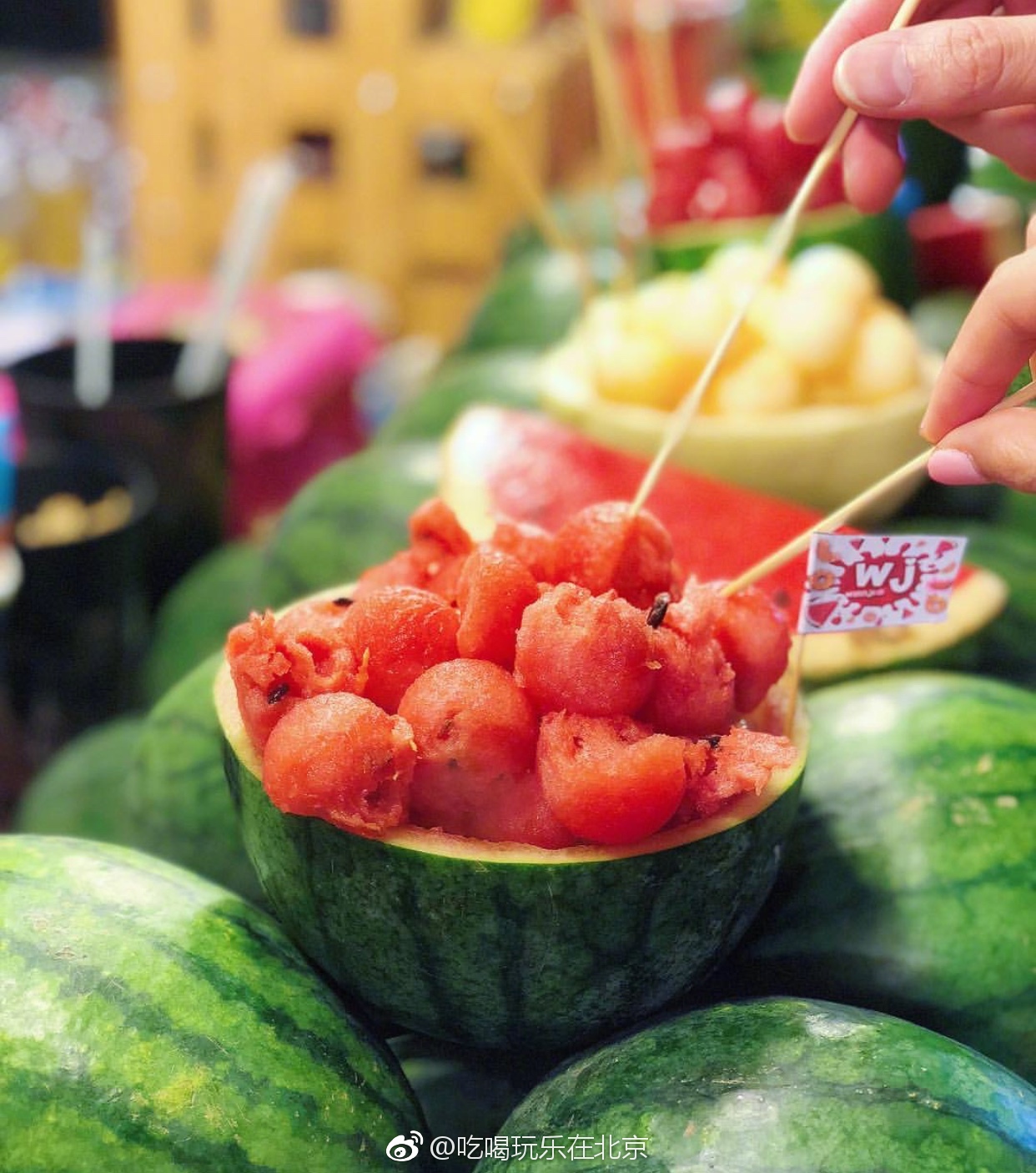 夏天就是要吃冰冰凉的西瓜!_新浪看点