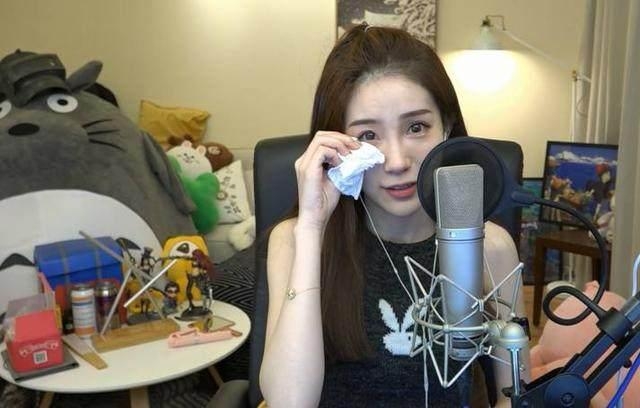 毕竟美女一直都是解说台上一道靓丽的风景线,千亿和小熊,大家更喜欢谁